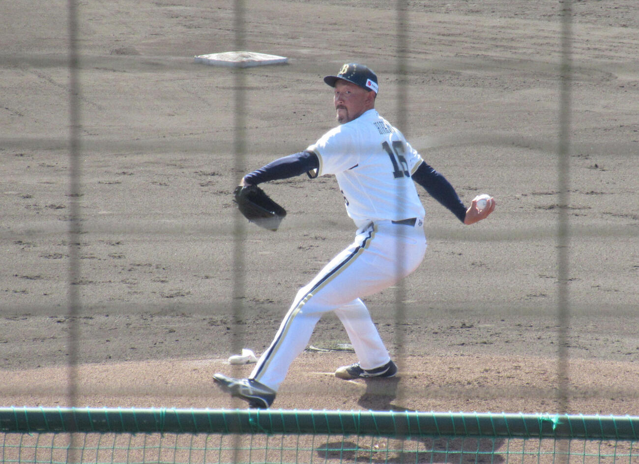 ライブBP初登板で効果的にカットボールを投げるオリックス平野