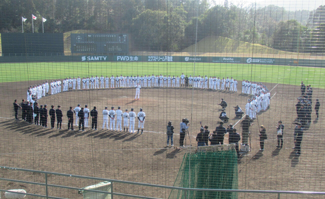 メイングラウンドでオリックス岸田監督、スタッフ、全選手が円陣になって手締めでキャンプを打ち上げた