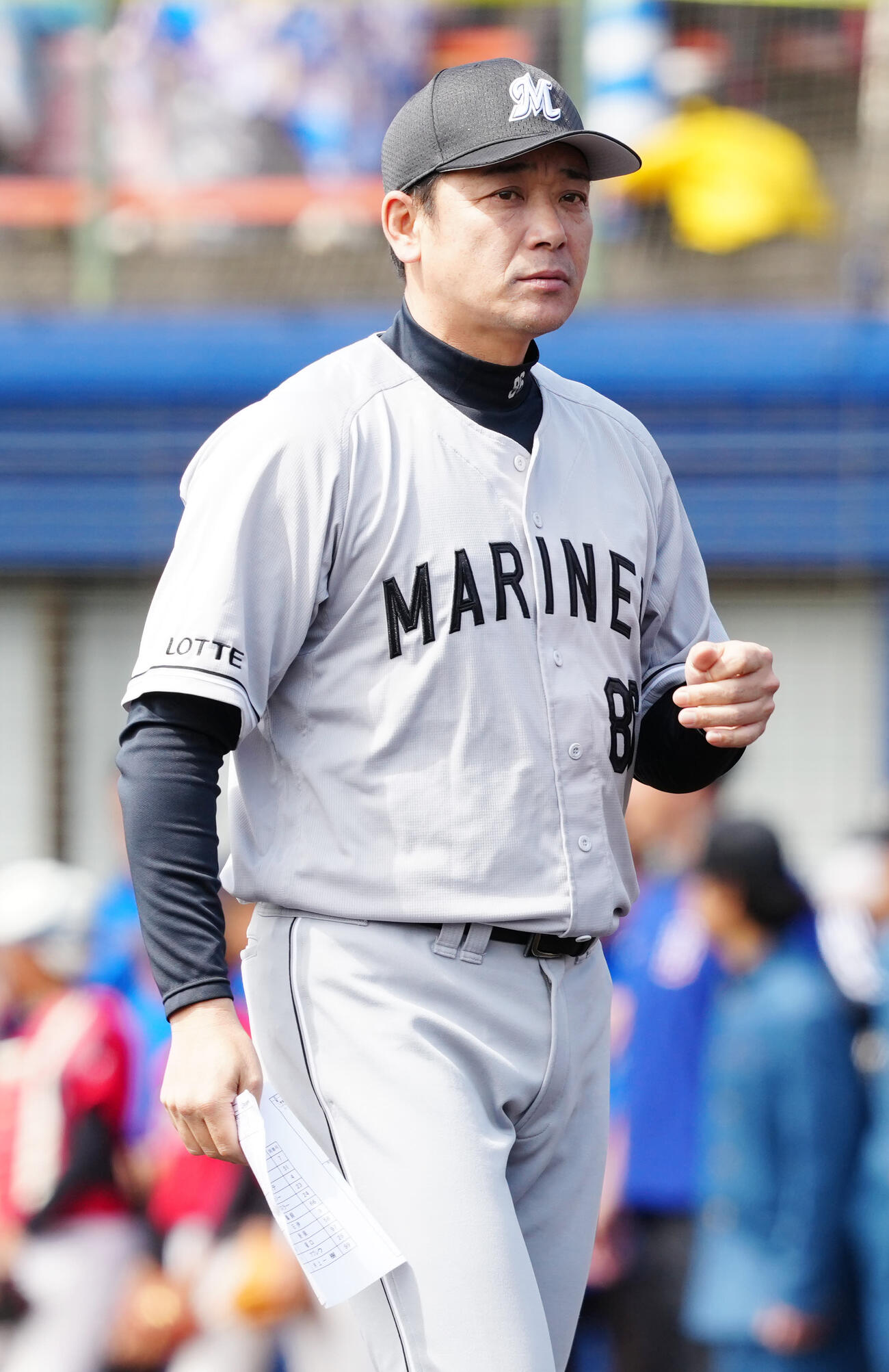 中日対ロッテ　試合前、メンバー表の最終確認を終え、ベンチに引き揚げるロッテ・サブロー監督（撮影・江口和貴）
