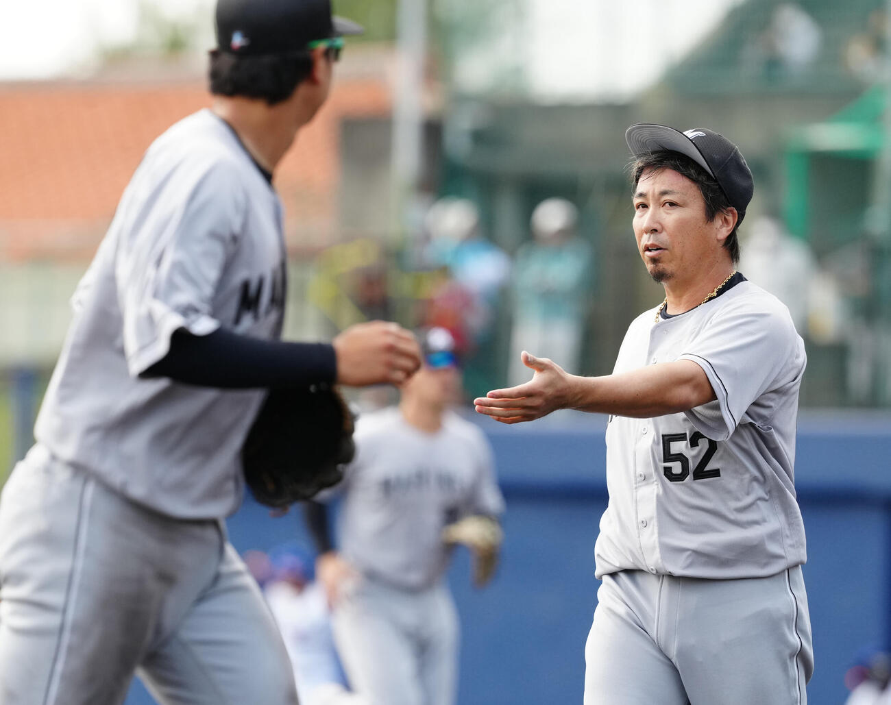 中日対ロッテ　4回裏終了後、ベンチに引き揚げるロッテ4番手の益田（撮影・江口和貴）
