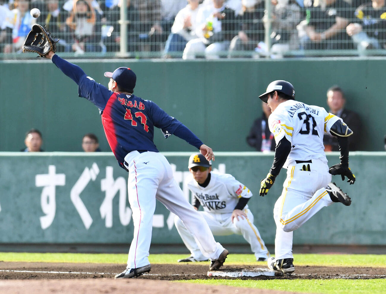 日本対ソフトバンク　6回裏ソフトバンク無死、遊撃内野安打で出塁する柳町（撮影・岩下翔太）