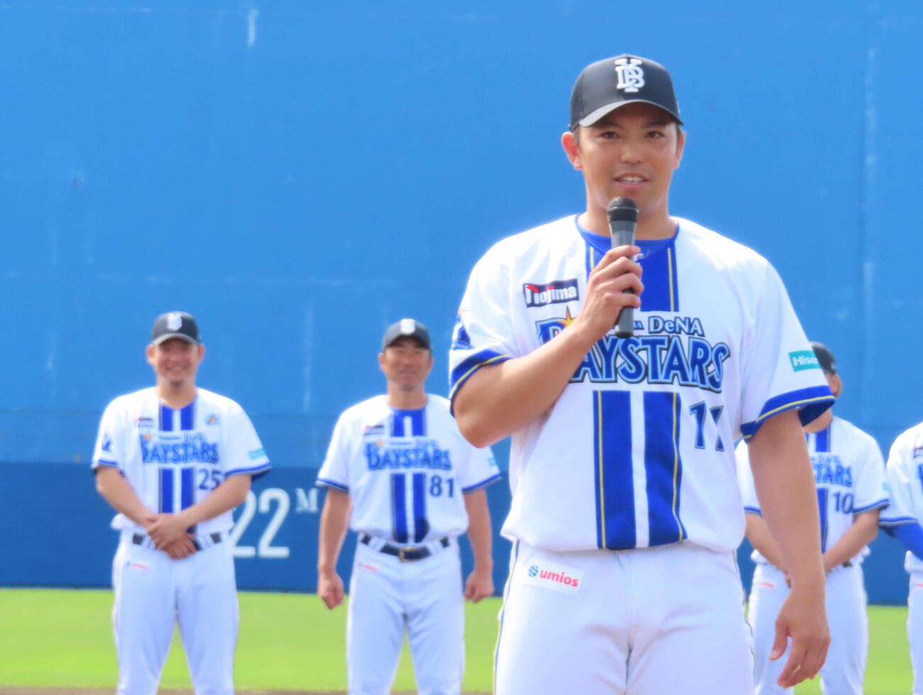 1軍春季キャンプを打ち上げ、手締めのあいさつをするDeNA東（撮影・山本佳央）