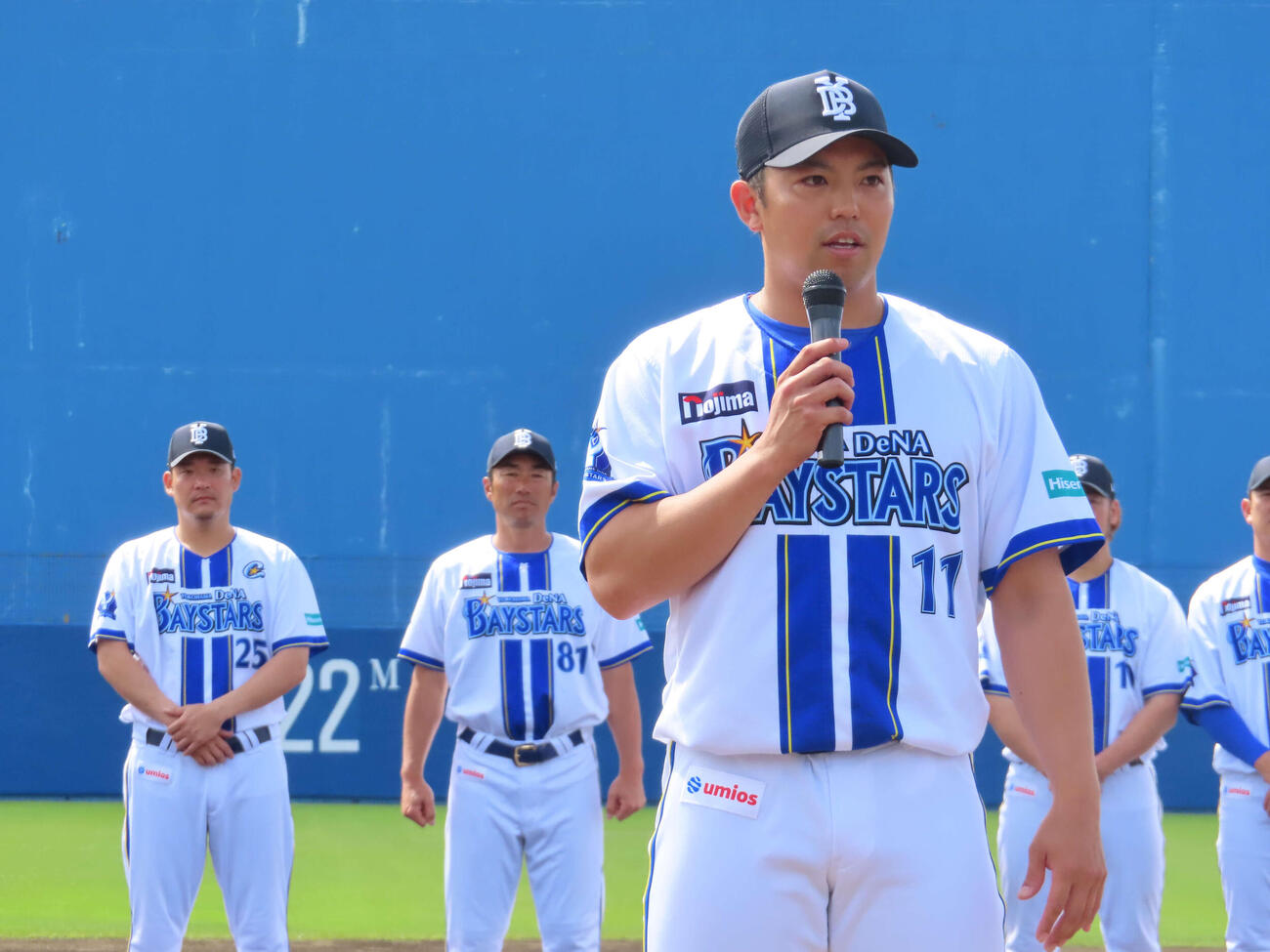 1軍春季キャンプを打ち上げ、手締めのあいさつをするDeNA東（撮影・山本佳央）