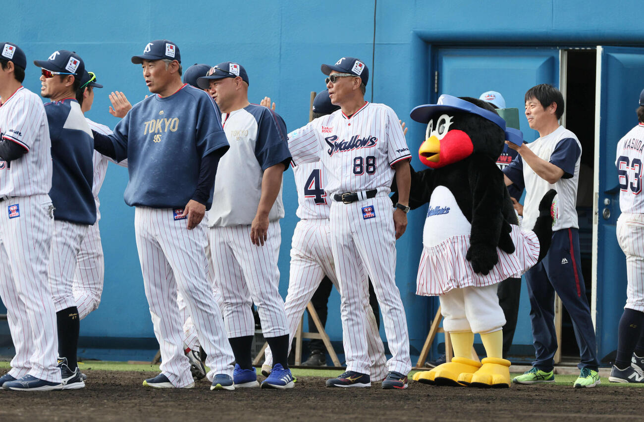 ヤクルト対広島　広島に勝ったヤクルトナインを迎える池山監督（撮影・加藤孝規）