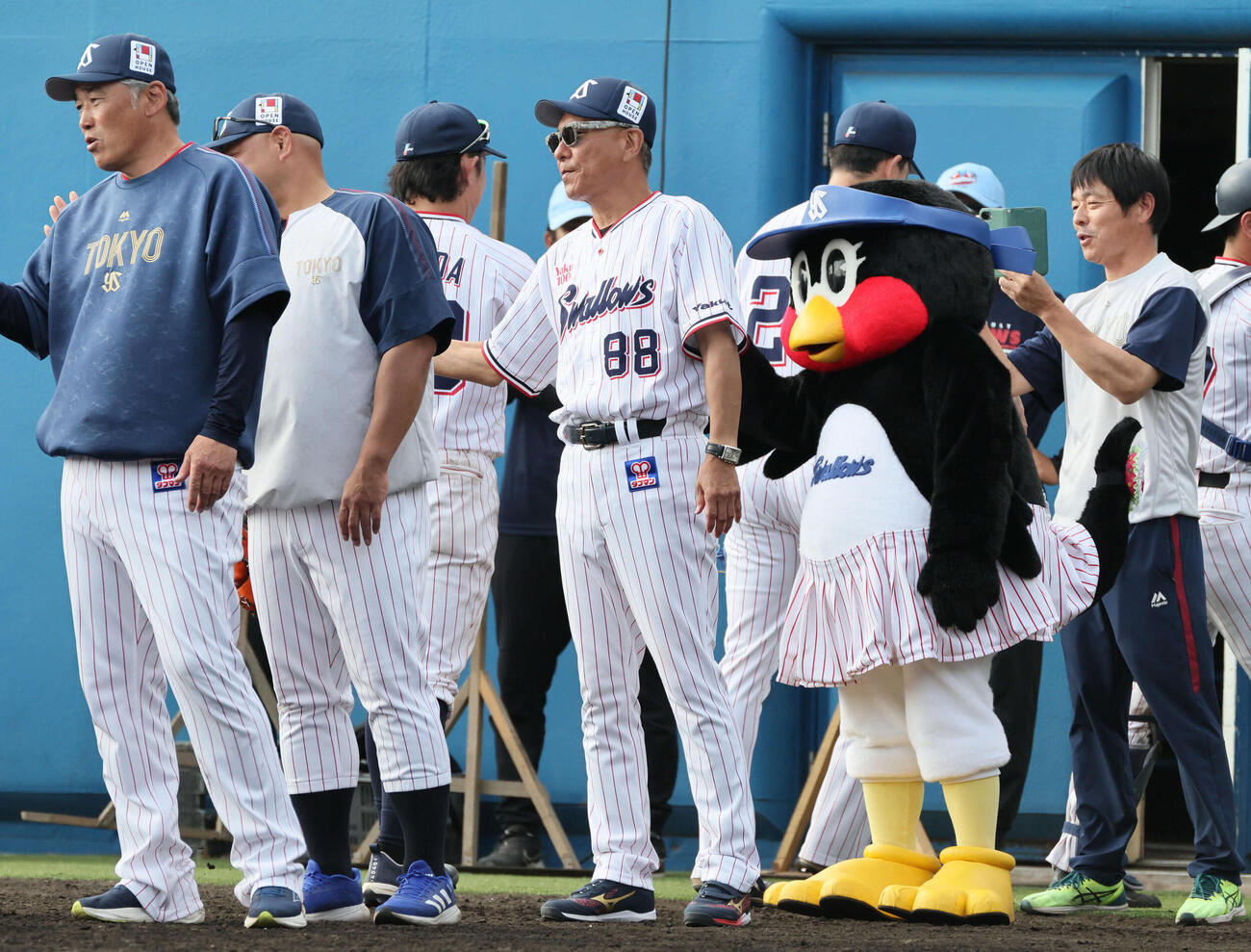 ヤクルト対広島　広島に勝ったヤクルトナインを迎える池山監督（撮影・加藤孝規）
