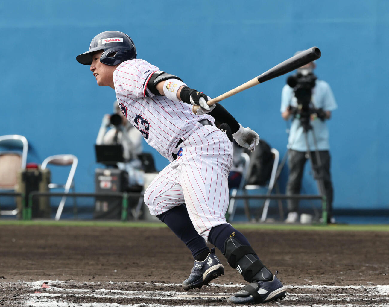 ヤクルト対広島　7回裏ヤクルト無死、増田は左前打を放つ（撮影・加藤孝規）