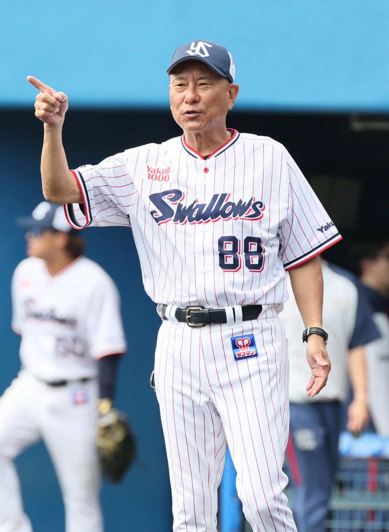 ヤクルト対広島　5回裏終了時、交代を告げるヤクルト池山監督（撮影・加藤孝規）