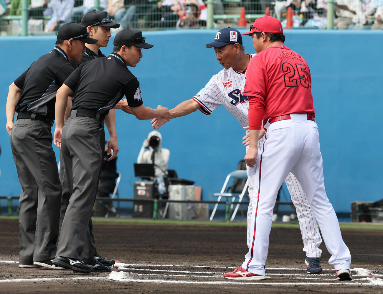 ヤクルト対広島　メンバー表交換するヤクルト池山監督と広島新井監督（撮影・加藤孝規）