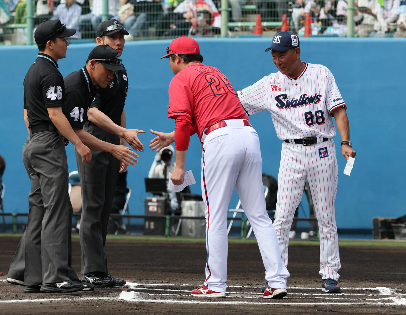 ヤクルト対広島　メンバー表交換するヤクルト池山監督と広島新井監督（撮影・加藤孝規）