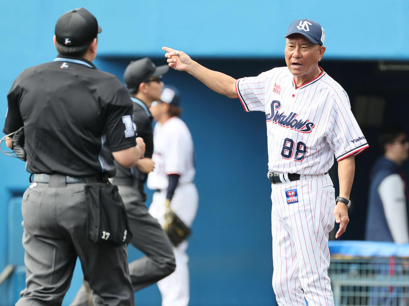 ヤクルト対広島　5回裏終了時、交代を告げるヤクルト池山監督（撮影・加藤孝規）