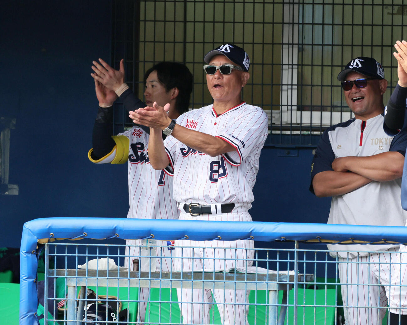 ヤクルト対広島　7回裏ヤクルト2死二、三塁、武岡は先制左適時打を喜ぶ池山監督（撮影・加藤孝規）