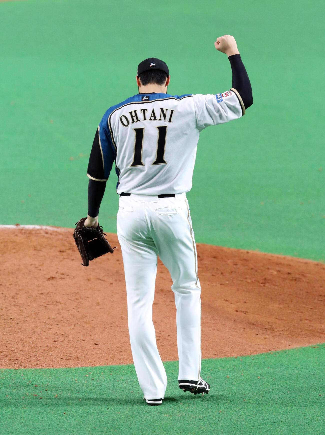 パ・リーグ・クライマックスシリーズ（CS）　ファイナルステージ第1戦　日本ハム対ソフトバンク　7回表ソフトバンク無死、内川聖一をブランドン・レアードの好送球で三塁ゴロに仕留め、ガッツポーズする大谷翔平（2016年10月12日撮影）