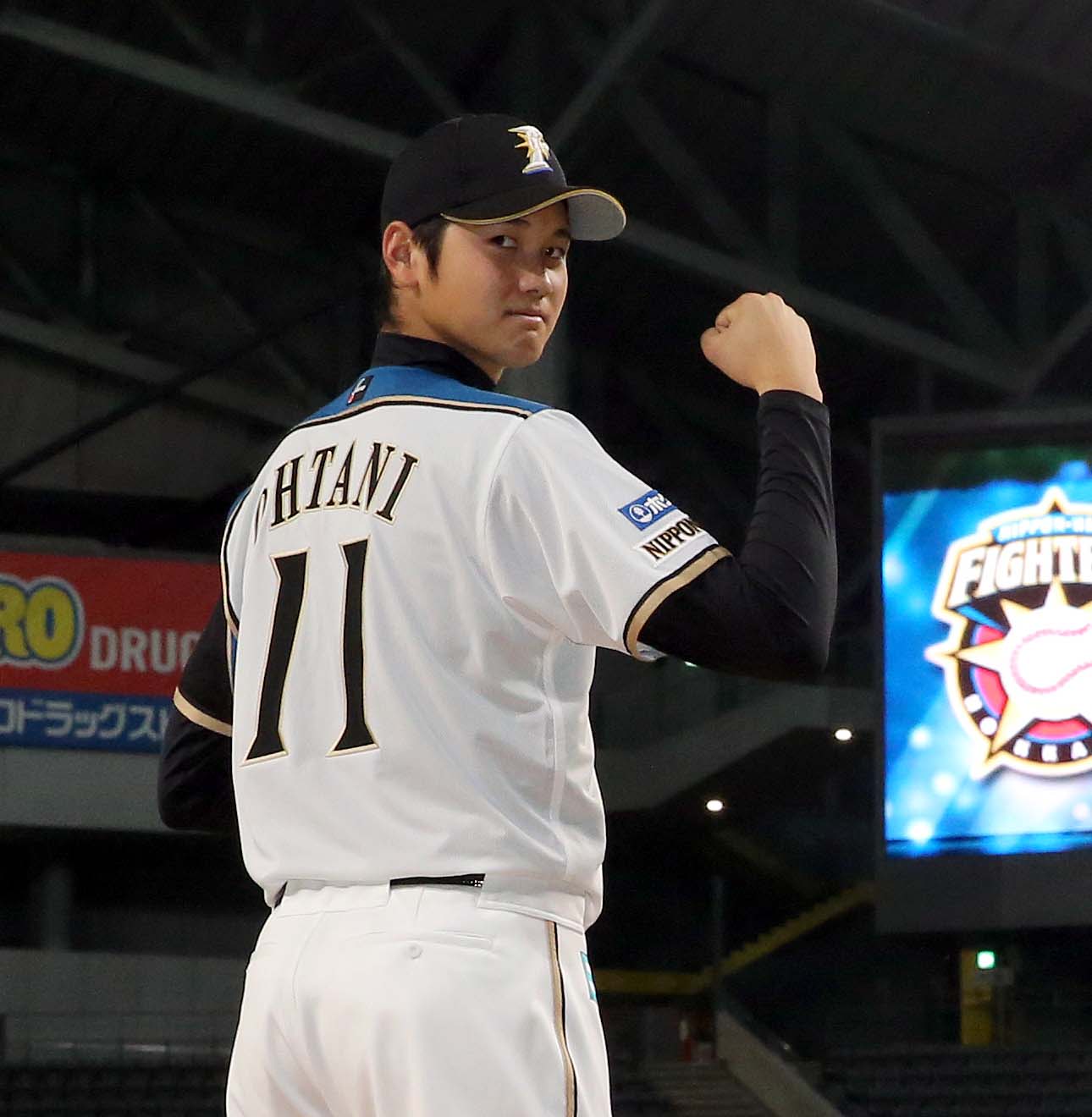 日本ハム時代、背番号11を見せる大谷翔平（2012年12月25日撮影）