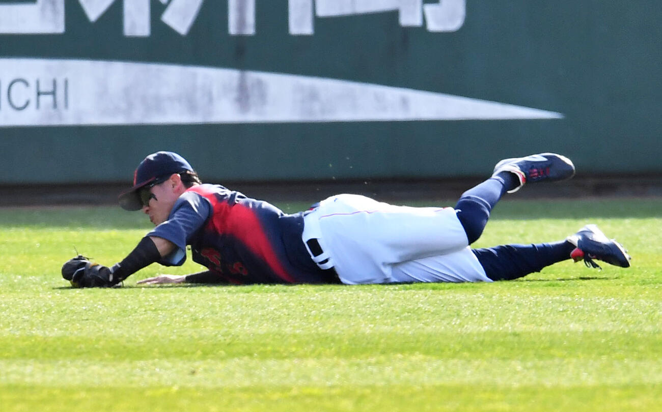 日本対ソフトバンク　5回裏ソフトバンク1死、井上の中飛をダイビングキャッチする牧原（撮影・岩下翔太）