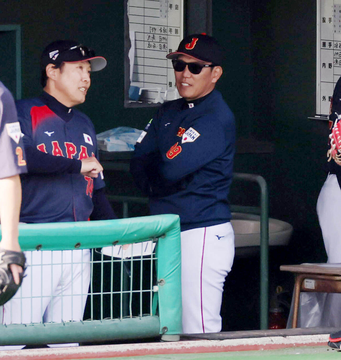 日本対ソフトバンク　7回裏、ベンチから試合展開を見守る侍ジャパン井端監督（撮影・加藤哉）