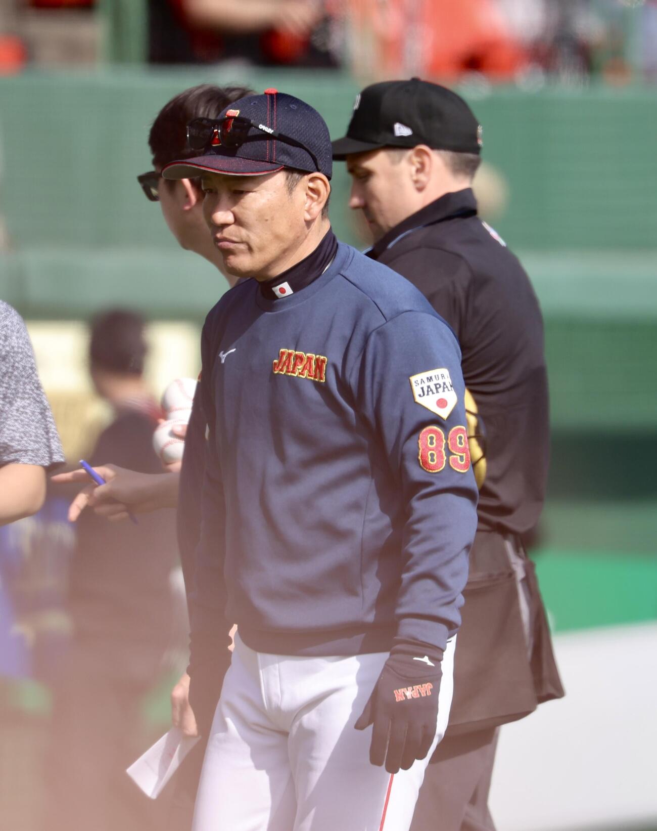 日本対ソフトバンク　2回表を終え、選手交代を告げる井端弘和監督（撮影・河田真司）