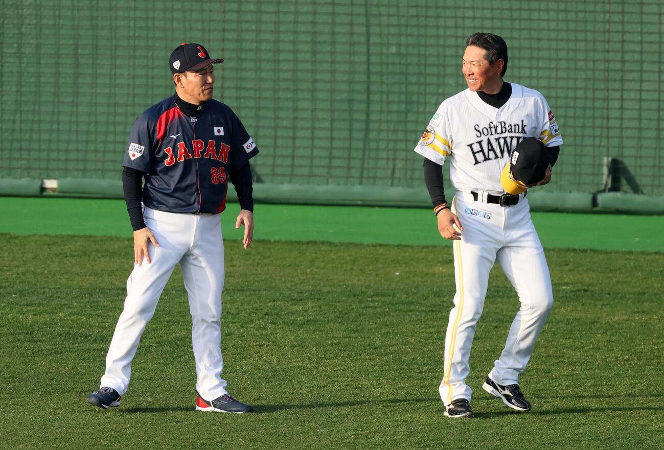 日本対ソフトバンク　試合を終えあいさつする侍ジャパン井端監督（左）とソフトバンク小久保監督（撮影・加藤哉）