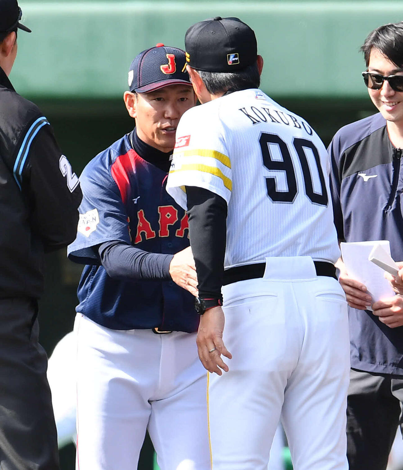日本対ソフトバンク　試合前、ソフトバンク小久保監督（右）とメンバー表を交換し、握手を交わす侍ジャパン井端監督（撮影・岩下翔太）