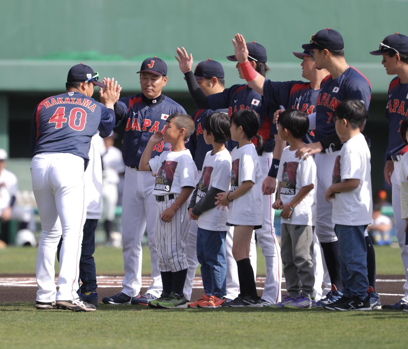 日本対ソフトバンク　試合前、整列する井端監督（左から2人目）侍ジャパンの選手たち（撮影・河田真司）