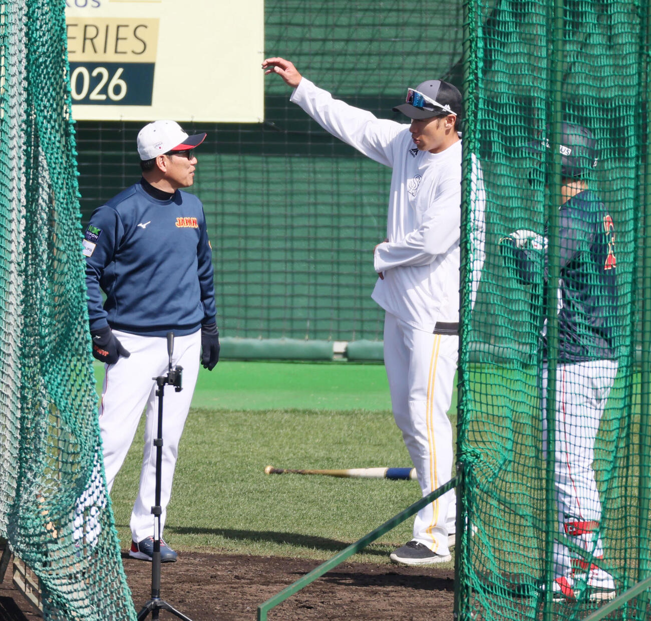 日本対ソフトバンク　侍ジャパン井端監督（左）と話すソフトバンク柳田（撮影・加藤哉）