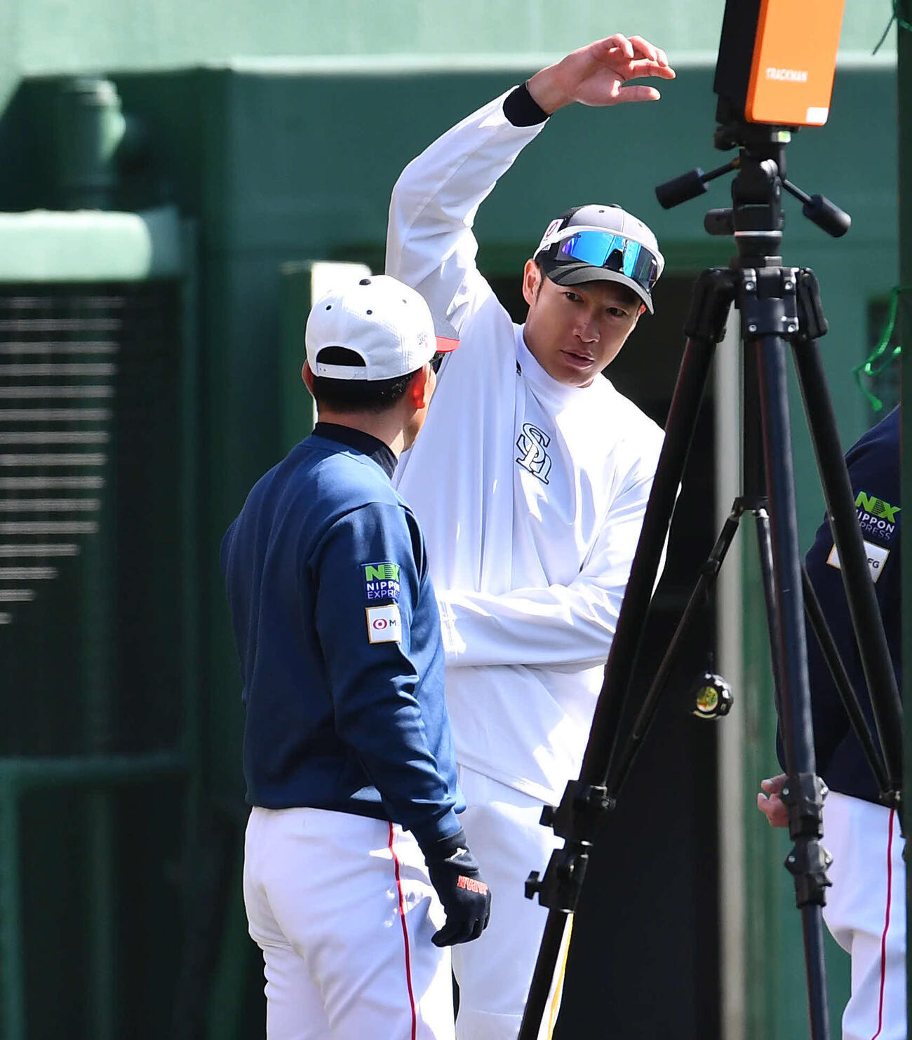 日本対ソフトバンク　試合前、侍ジャパン井端監督（左）と話すソフトバンク柳田（撮影・岩下翔太）