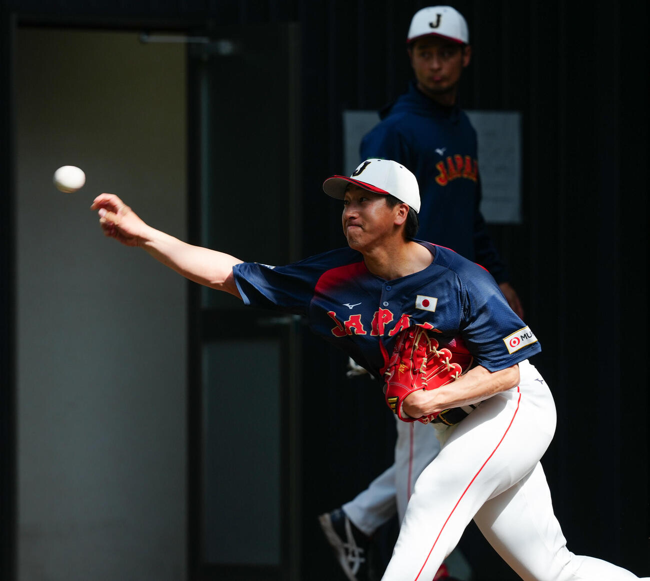 ブルペンで力投する大勢（撮影・垰建太）