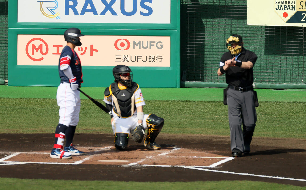 日本対ソフトバンク　1回表日本1死一、二塁、佐藤はピッチクロック違反を取られる（撮影・加藤哉）