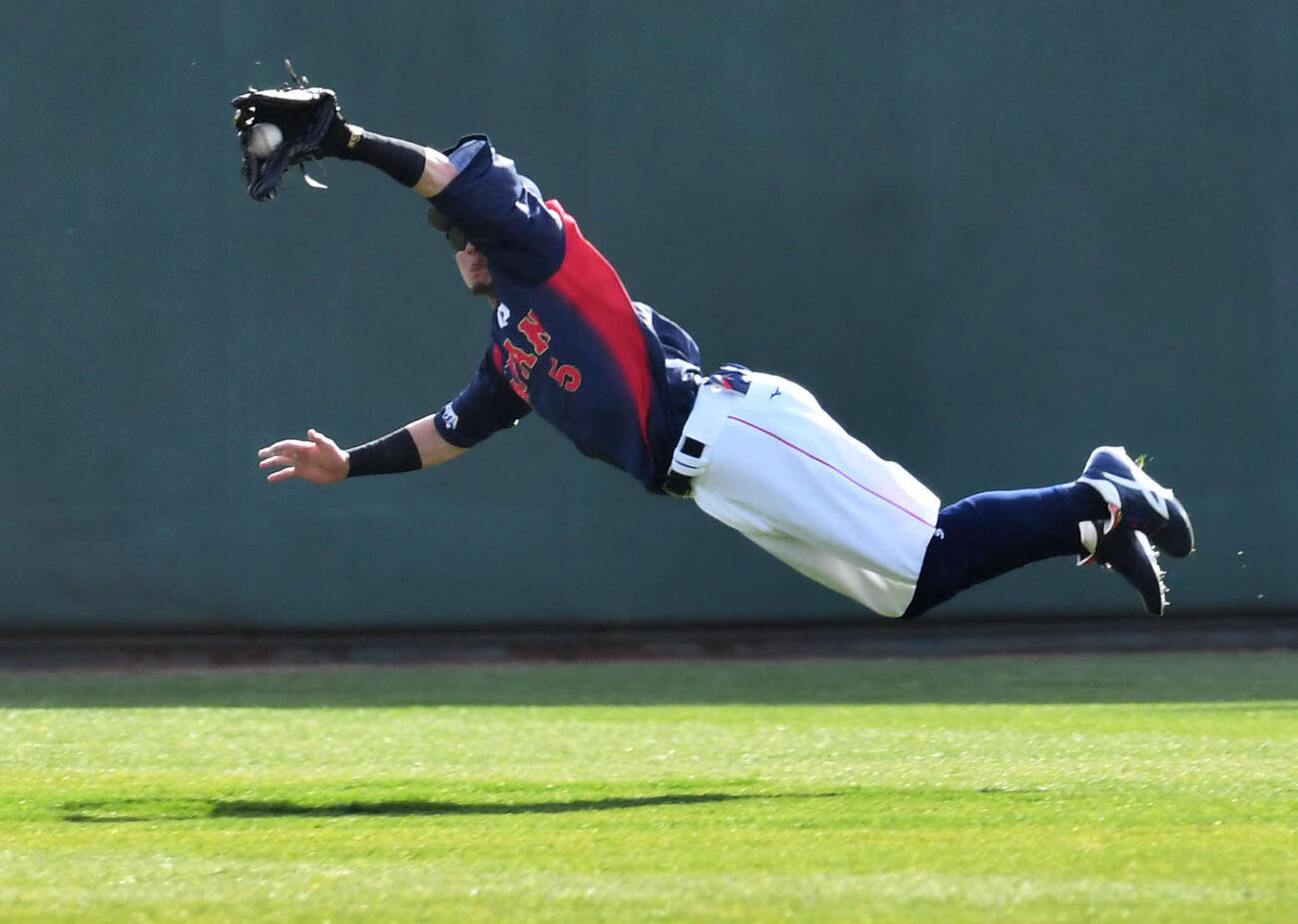 日本対ソフトバンク　5回裏ソフトバンク1死、井上の中飛をダイビングキャッチする牧原（撮影・岩下翔太）