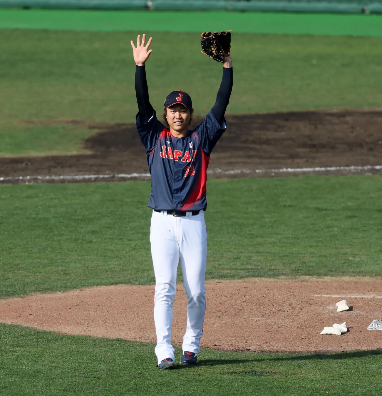日本対ソフトバンク　5回裏ソフトバンク1死、高橋宏は井上の中飛を好捕した牧原大に向かって手を上げてマウンドから謝意を送る（撮影・加藤哉）