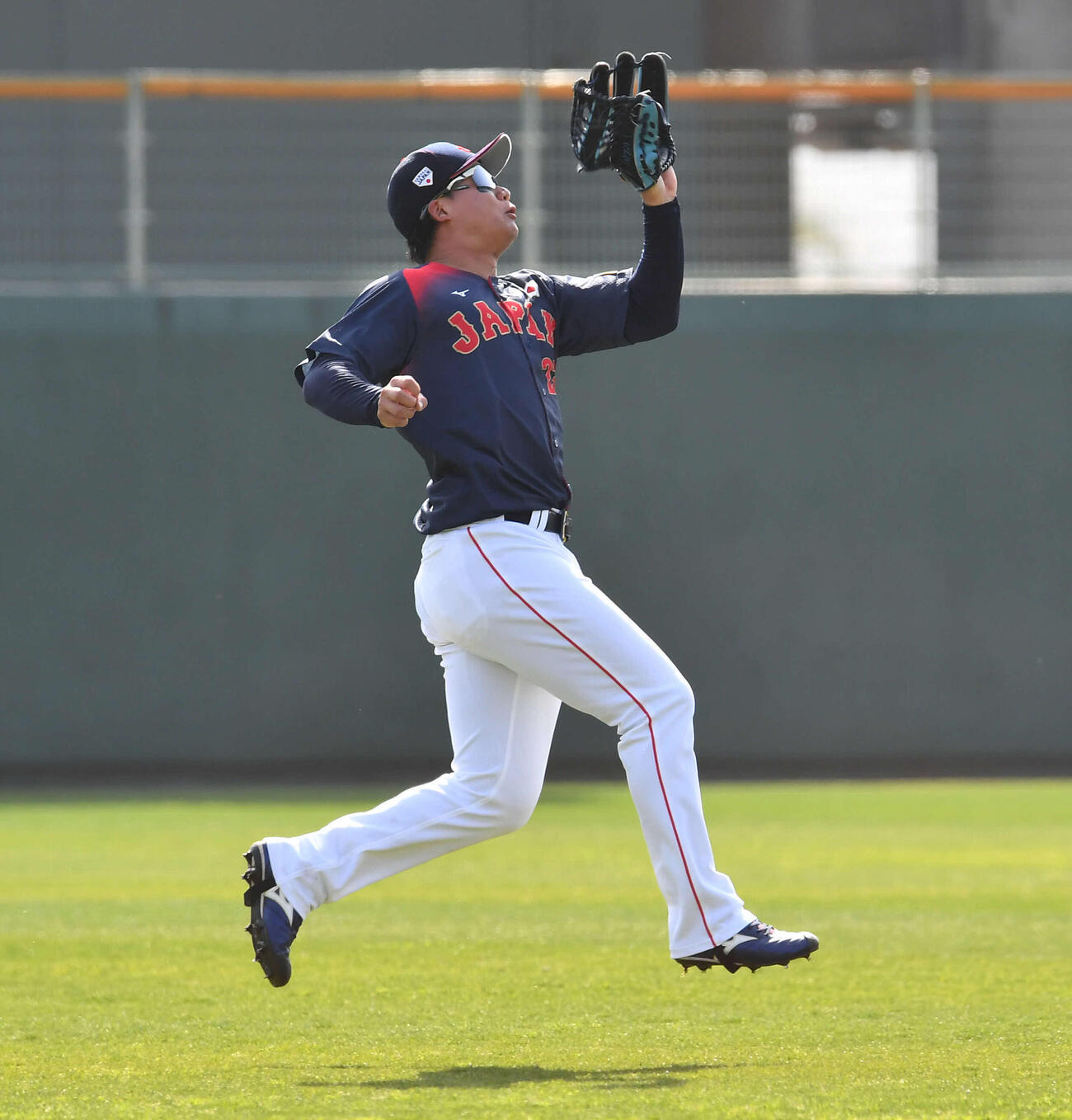 日本対ソフトバンク　2回裏ソフトバンク無死、山川の左飛を捕球する森下（撮影・岩下翔太）