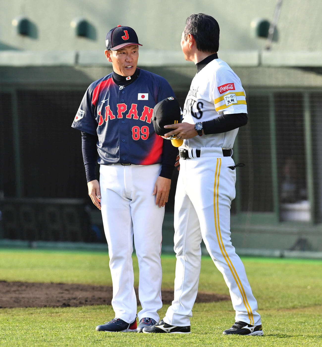 日本対ソフトバンク　試合後、ソフトバンク小久保監督（右）にあいさつする侍ジャパン井端監督（撮影・岩下翔太）
