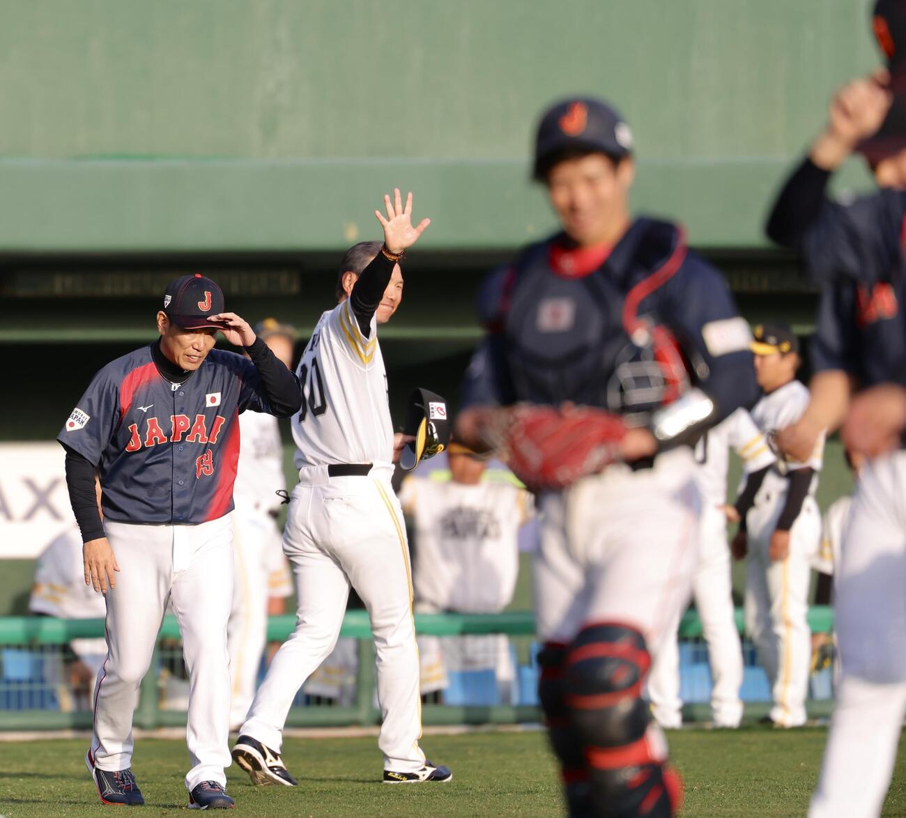 日本対ソフトバンク　壮行試合を終え、小久保監督（左から2人目）とあいさつを交わしグラウンドから引き揚げる井端監督（左）（撮影・河田真司）