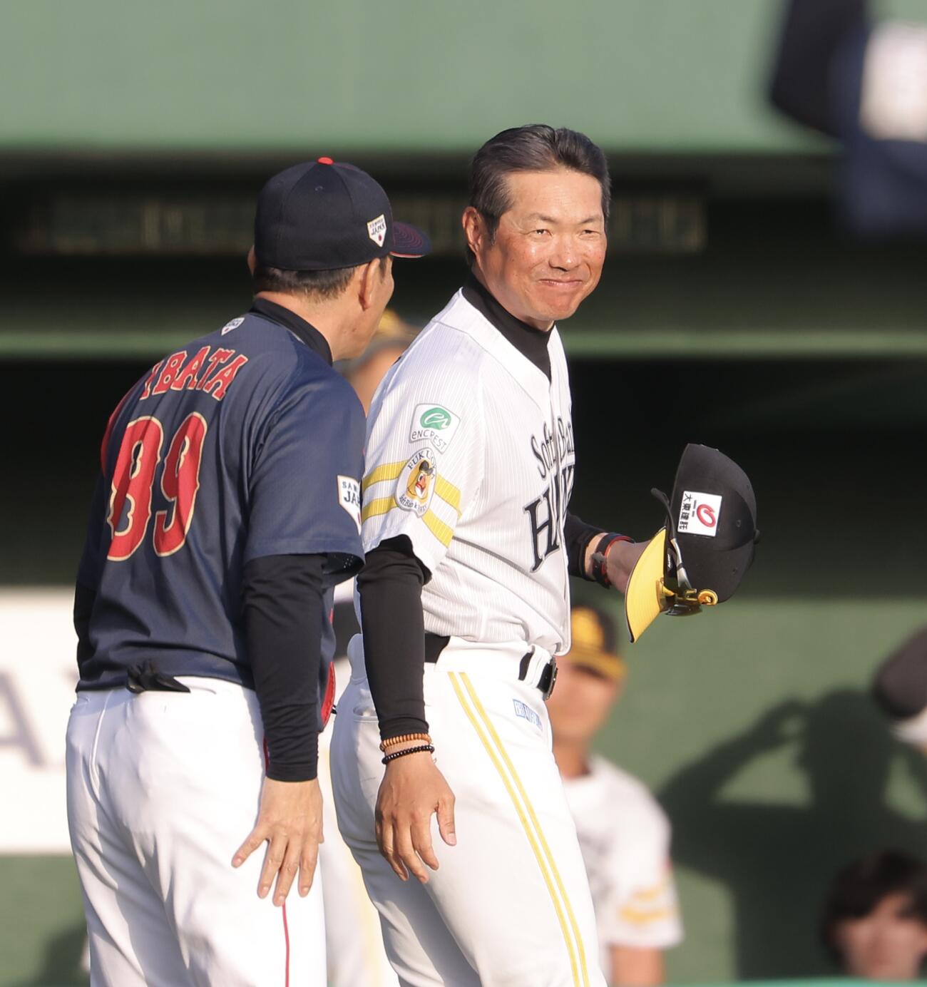 日本対ソフトバンク　壮行試合を終え、あいさつを交わす井端監督（左）と小久保監督（撮影・河田真司）