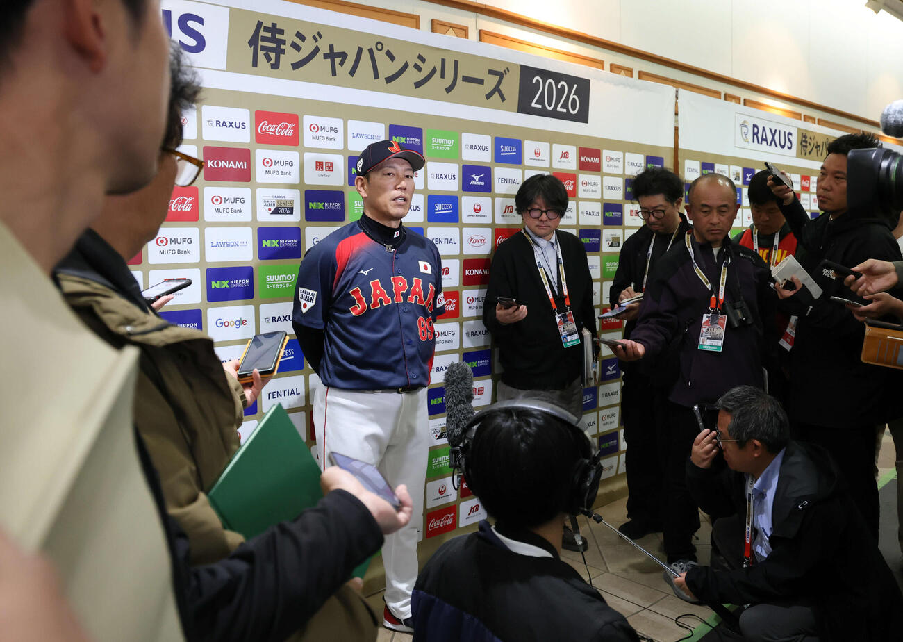 日本対ソフトバンク　試合後、囲み取材を受ける侍ジャパン井端監督