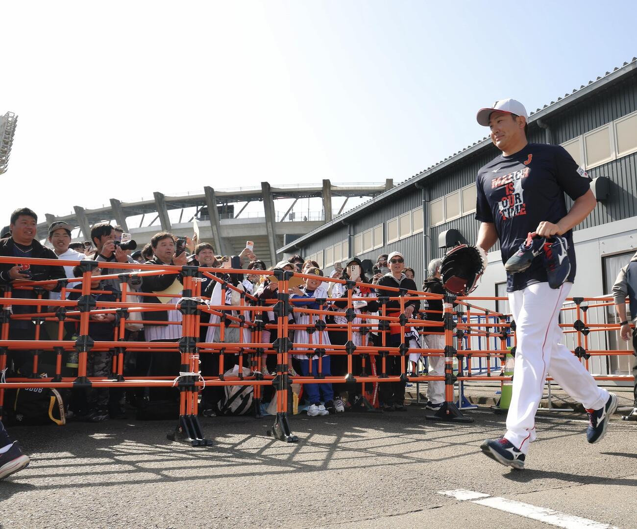 球場内を移動する菅野（撮影・河田真司）