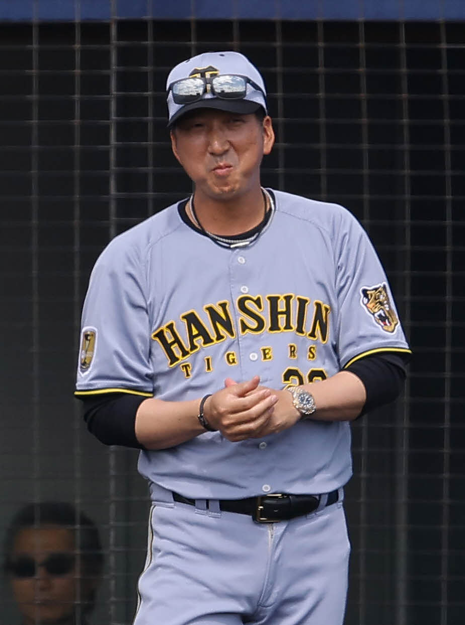 日本ハム対阪神　選手交代を告げる藤川監督（撮影・上田博志）