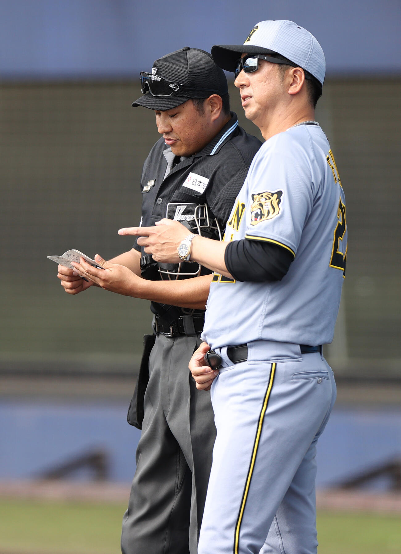 日本ハム対阪神　6回表を終え、阪神藤川監督（手前）は球審に交代を告げる（撮影・上山淳一）