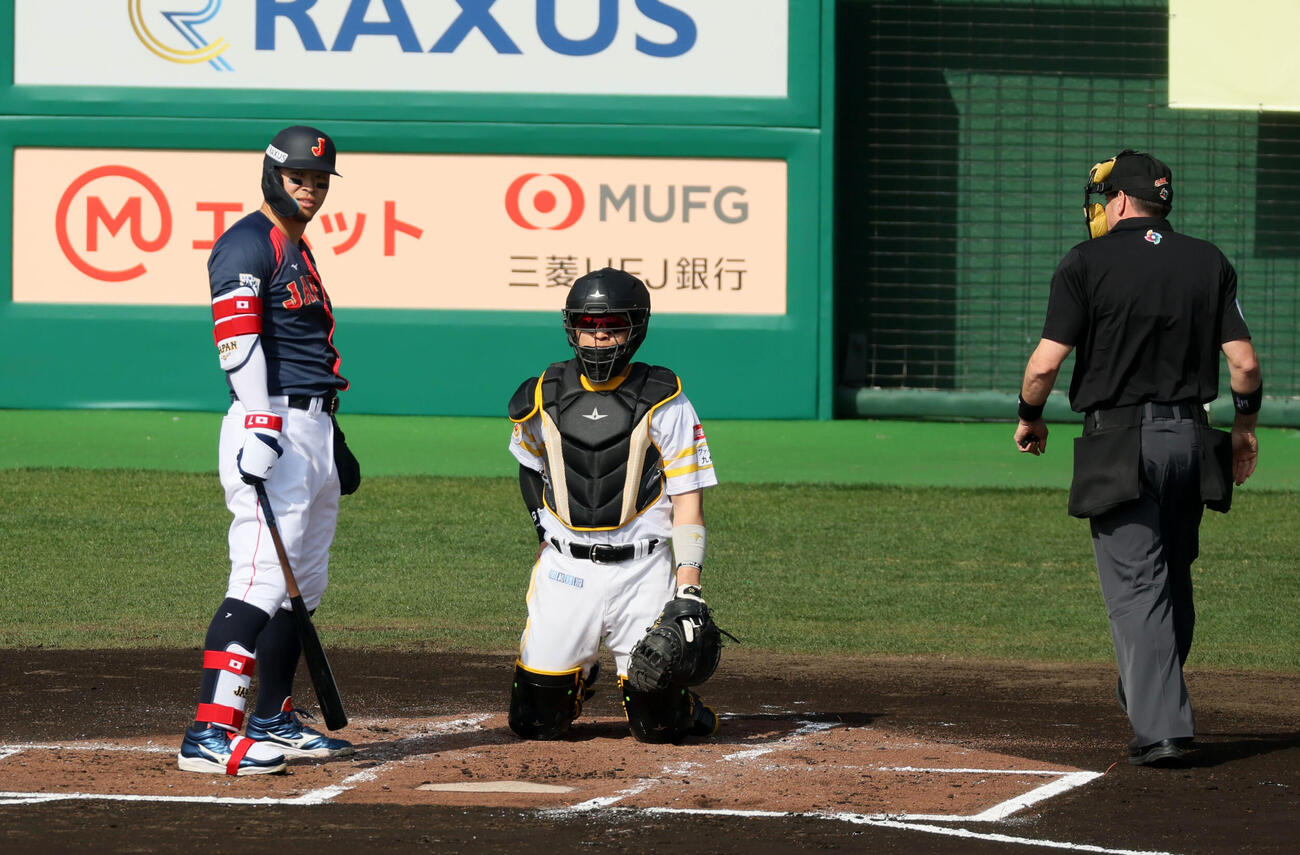 日本対ソフトバンク　1回表日本1死一、二塁、佐藤はピッチクロック違反を取られる（撮影・加藤哉）