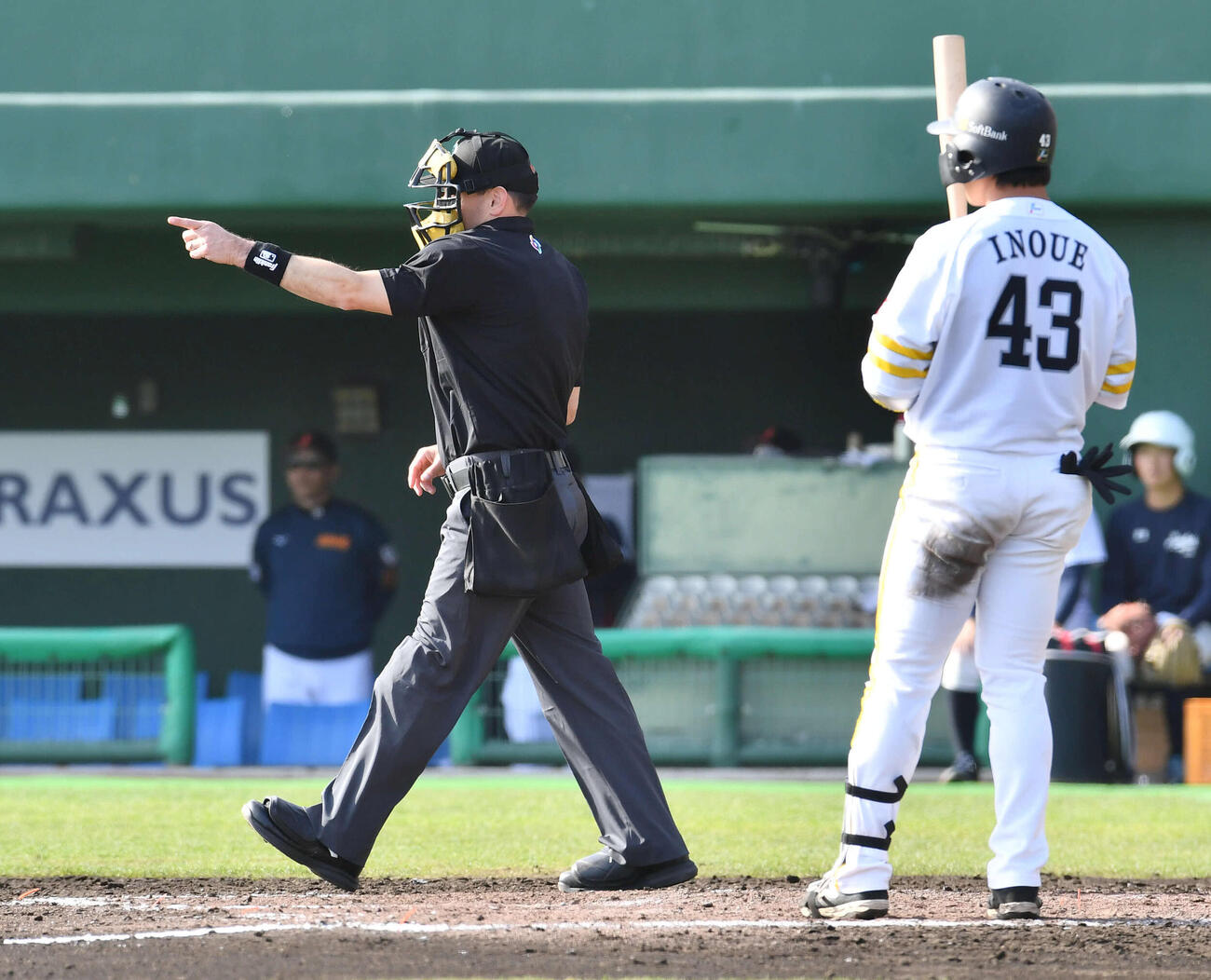 日本対ソフトバンク　5回裏ソフトバンク1死、打者井上（右）のとき投手の高橋がピッチクロック違反をとられる（撮影・岩下翔太）