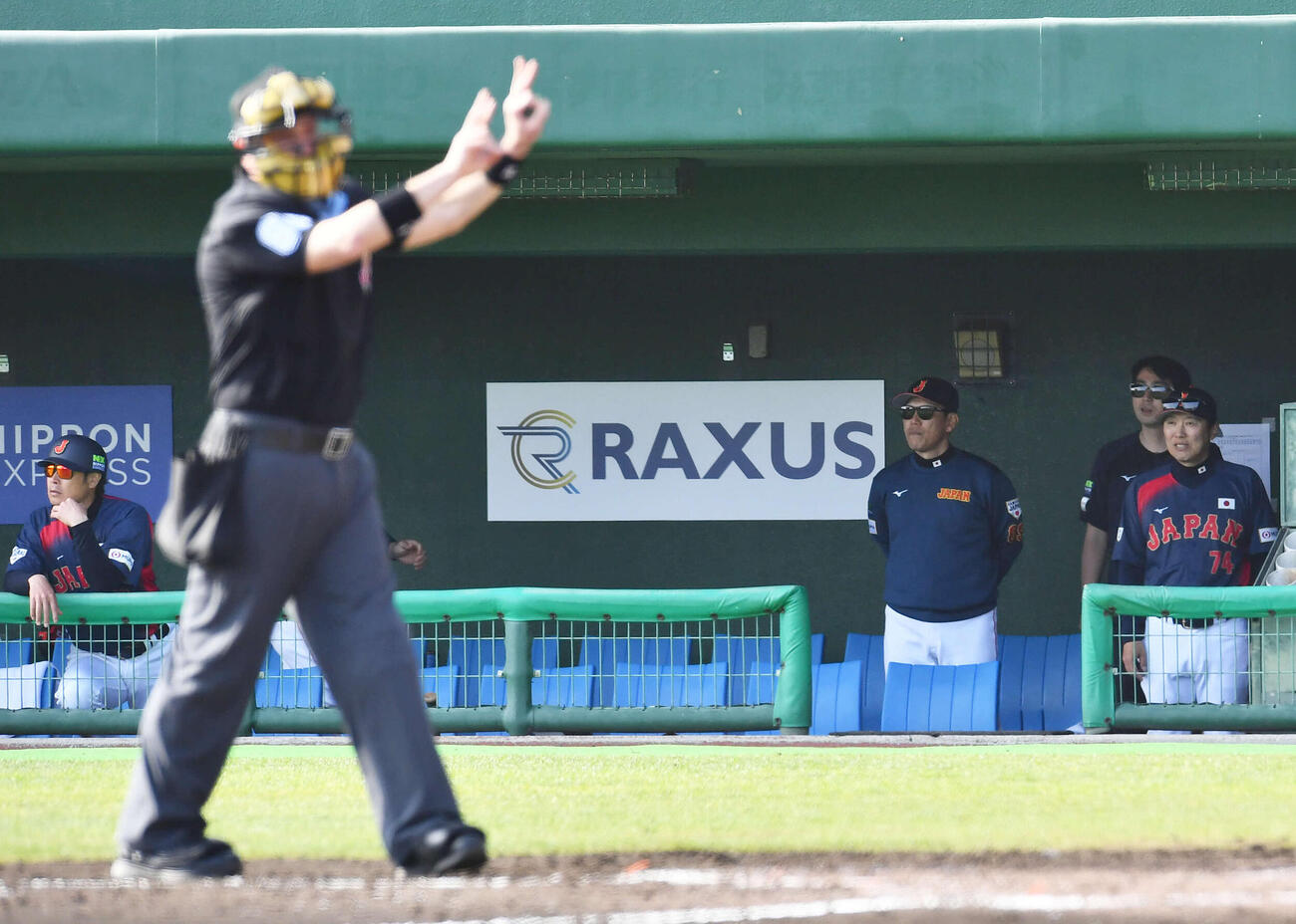 日本対ソフトバンク　5回裏ソフトバンク1死、打者井上のとき、投手の高橋がピッチクロック違反をとられる。右から3人目は井端監督（撮影・岩下翔太）