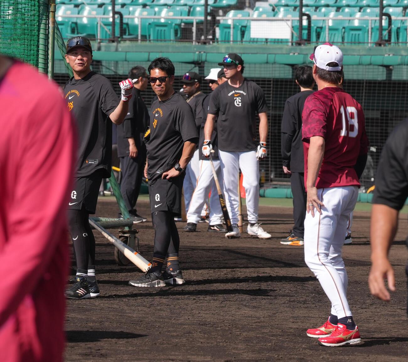 試合前、楽天前田健（右端）と会話を交わす巨人坂本（左端）（撮影・足立雅史）