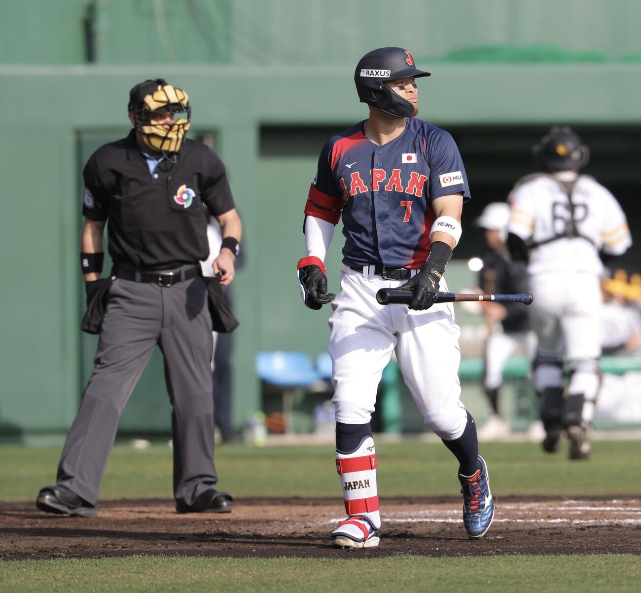 日本対ソフトバンク　6回表日本2死一、二塁、空振り三振に倒れる佐藤（撮影・河田真司）