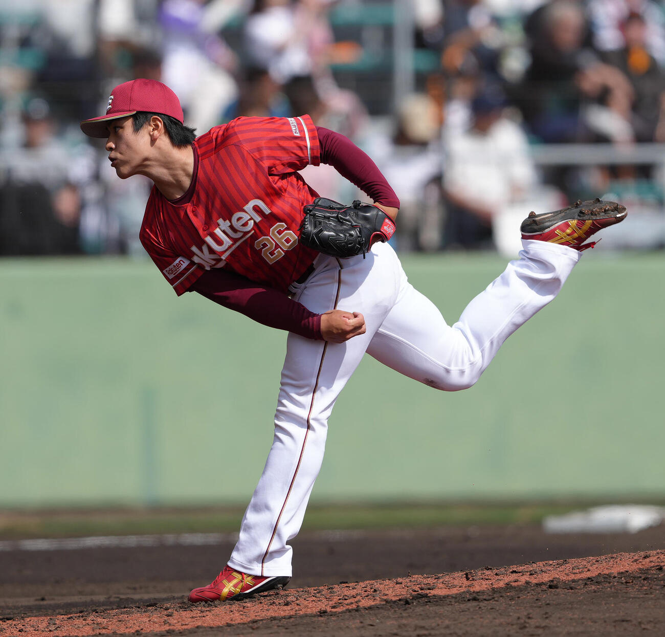 巨人対楽天　5回から登板した楽天中込（撮影・足立雅史）