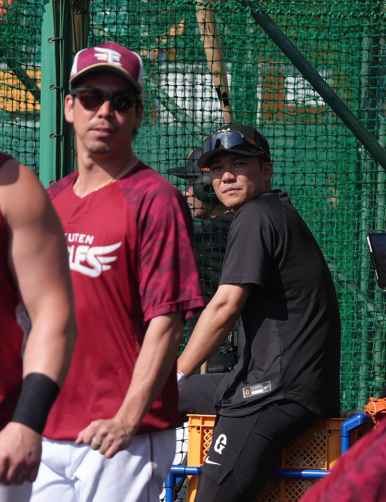 巨人対楽天　試合前、楽天前田健（手前）を見つめる坂本（撮影・足立雅史）