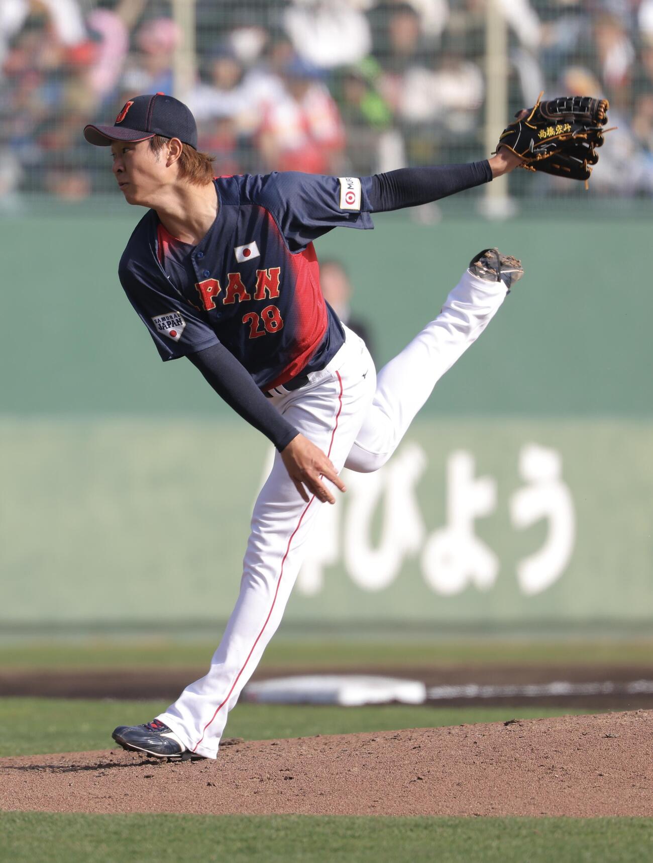 日本対ソフトバンク　5回裏、力投する高橋（撮影・河田真司）