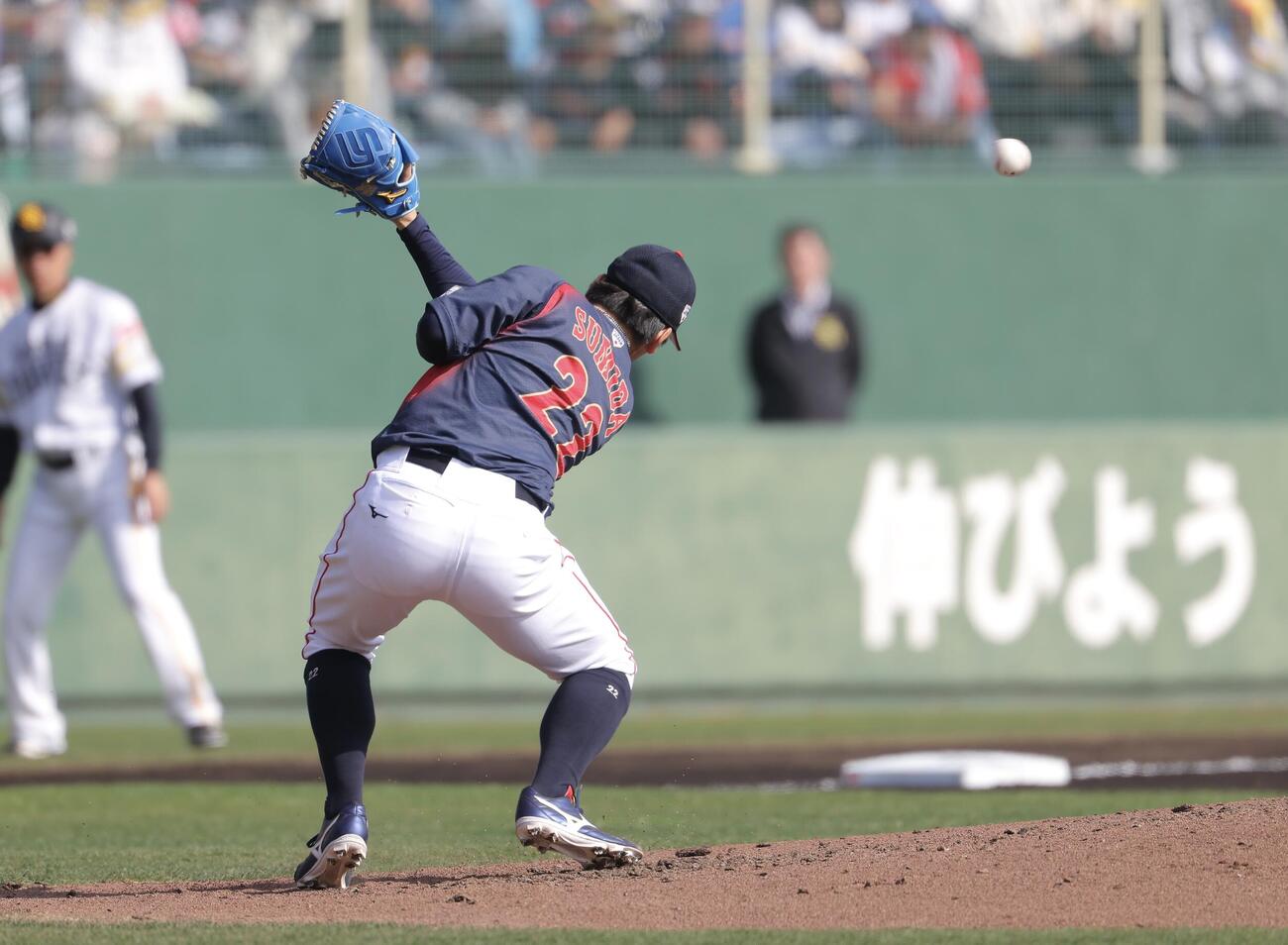 日本対ソフトバンク　3回裏ソフトバンク無死、井上に中前打を浴びる隅田（撮影・河田真司）