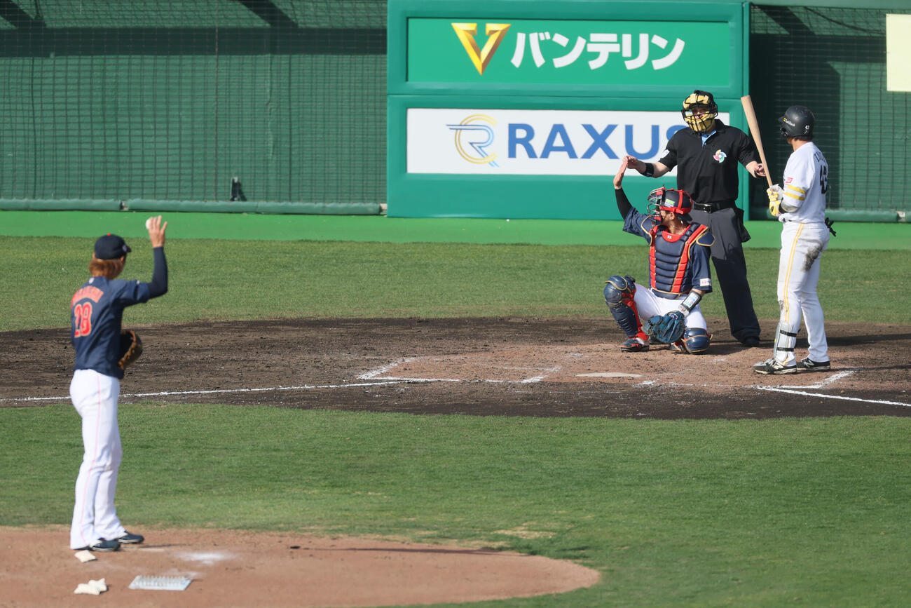 日本対ソフトバンク　5回裏ソフトバンク1死、高橋宏が打者井上のときボール交換を要求もピッチクロック違反を取られてしまう（撮影・加藤哉）