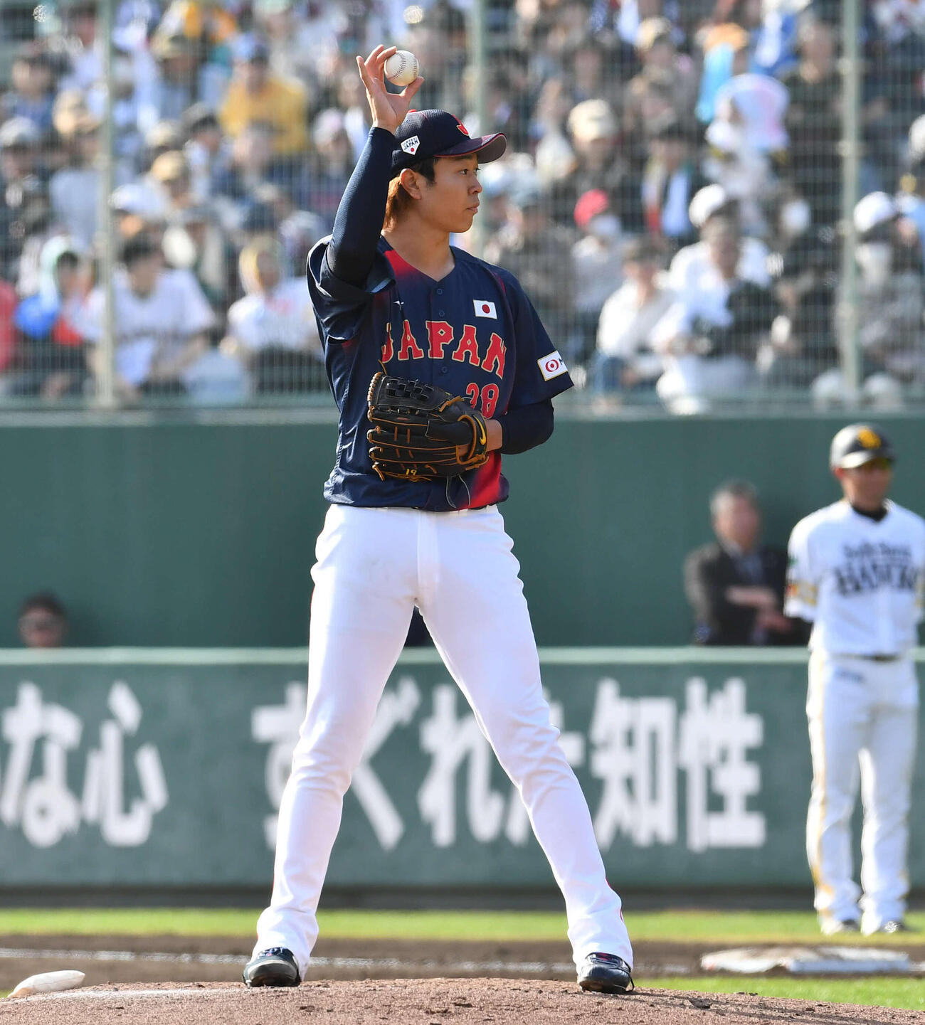 日本対ソフトバンク　5回裏ソフトバンク1死、打者井上のとき、ボール交換を要求もピッチクロック違反をとられた高橋（撮影・岩下翔太）