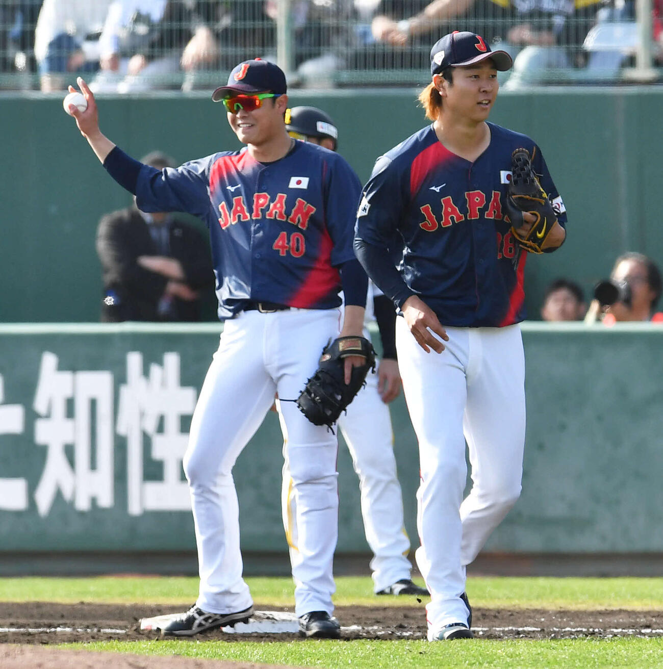 日本対ソフトバンク　5回裏ソフトバンク無死、谷川原を一ゴロに抑えた高橋（右）。左は中山（撮影・岩下翔太）