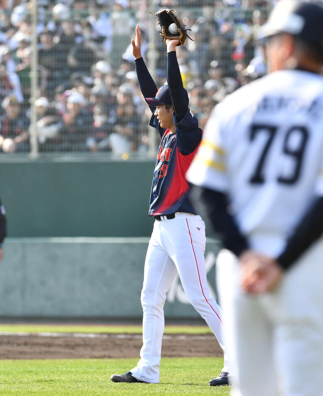 日本対ソフトバンク　5回裏ソフトバンク1死、井上の中飛を牧原がダイビングキャッチし、ばんざいする高橋（撮影・岩下翔太）